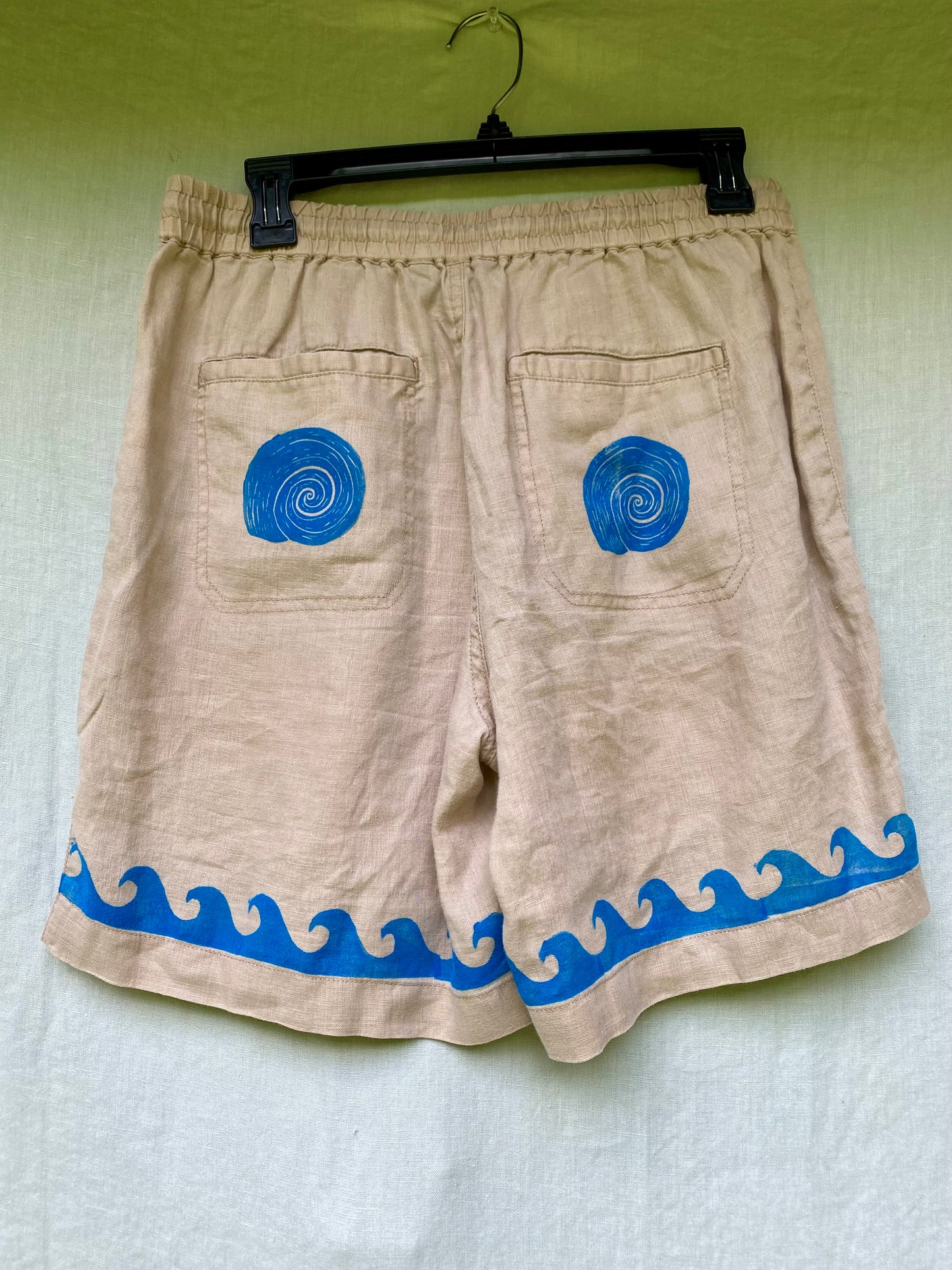 Spiral Mystery Shorts - size 6